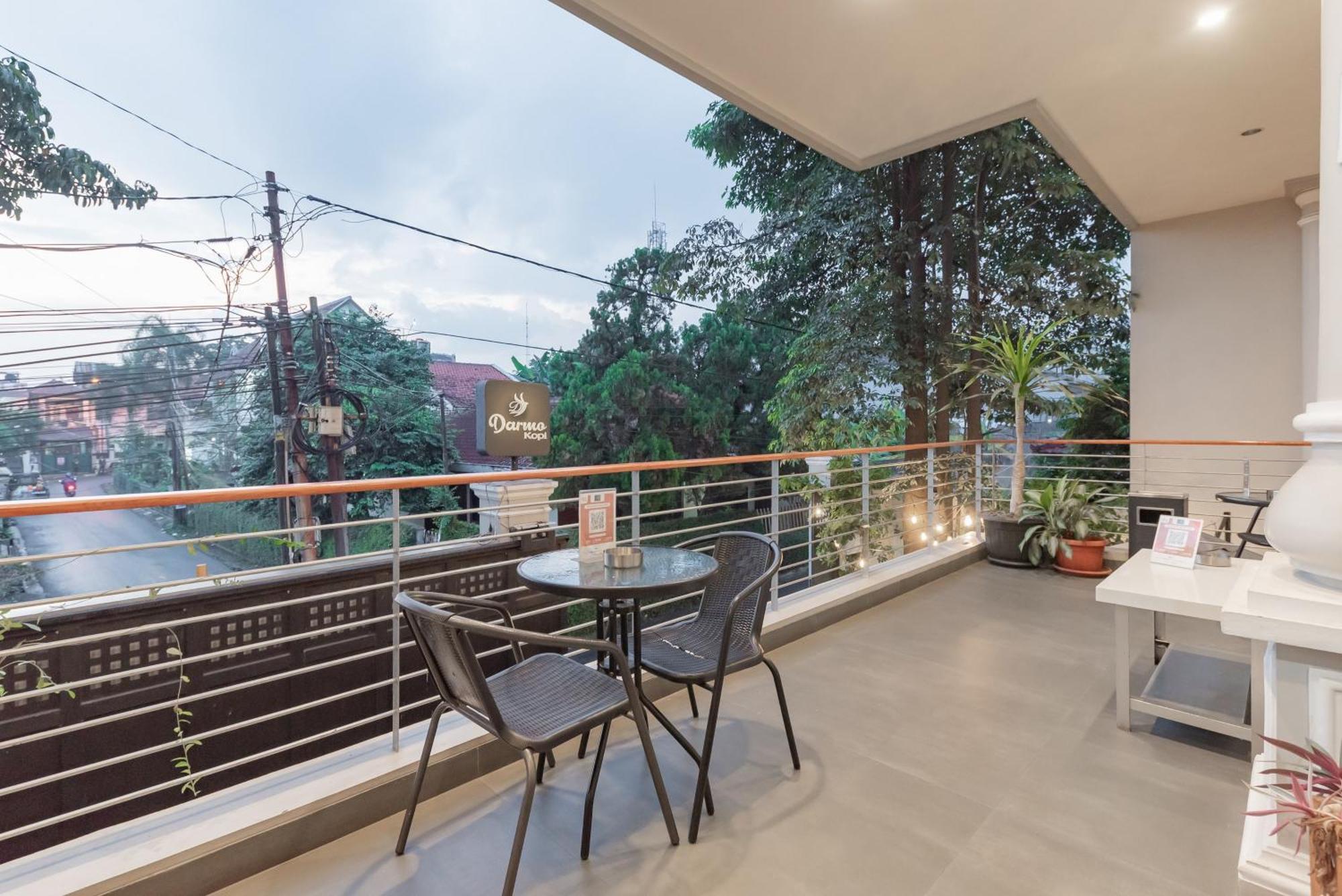 Urbanview Darmo Residence Bandung Exteriör bild